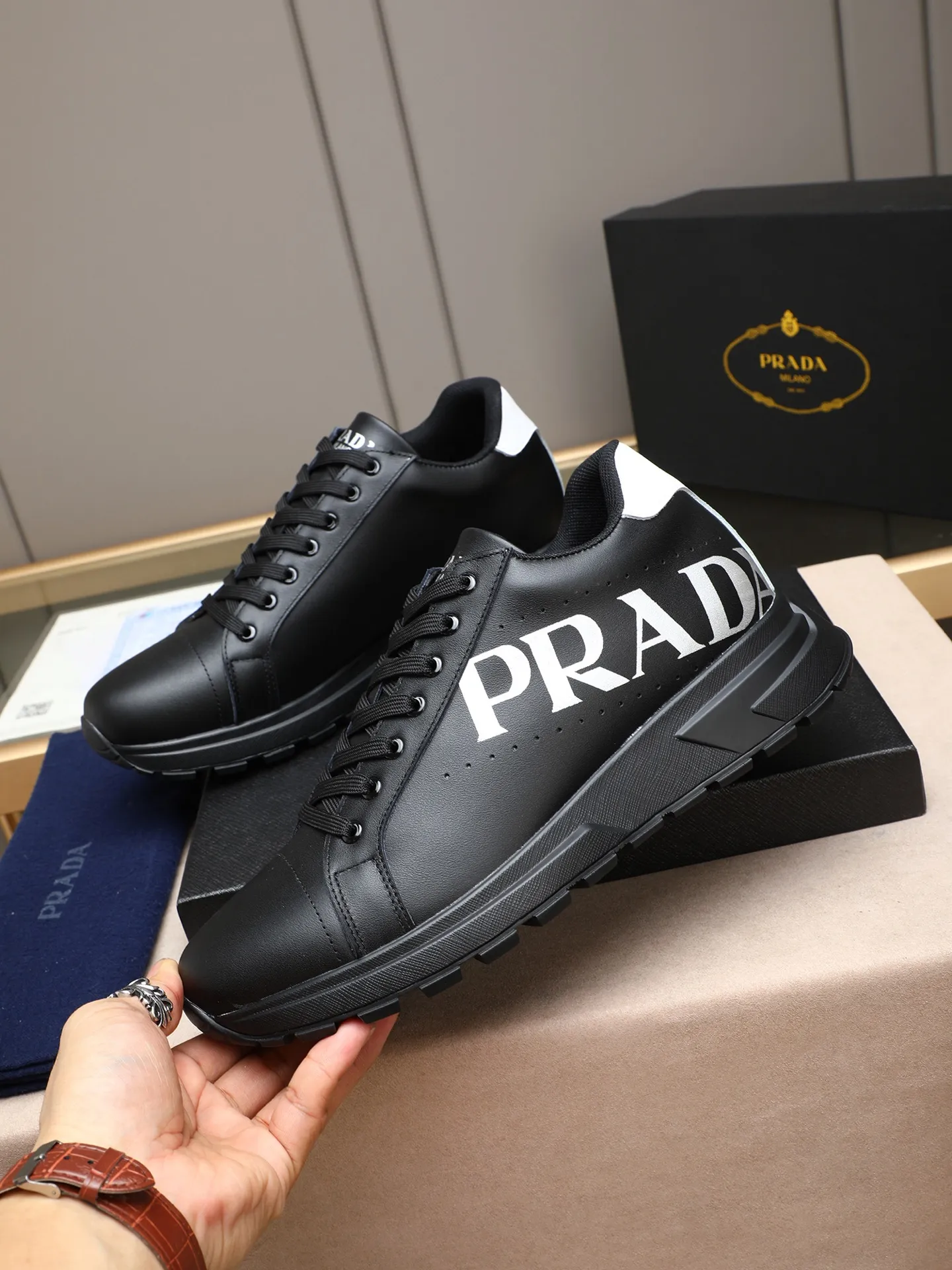 Men's shoes 💰460 PRADA's new model is on the market, the picture above is a must-sell! Fashionable casual men's shoes, trendy and versatile, relaxed and sporty style, imported cowhide leather uppers 3D printed and ultra-fine workmanship. Light and comfortable on the feet, available in 5 colors! 38-44(45 customized)